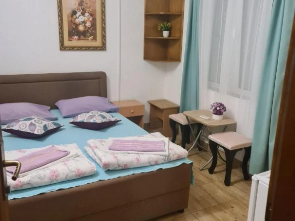 Kuća 238 m² potpuno renovirana 2021. na ograđenom placu – centar Budve