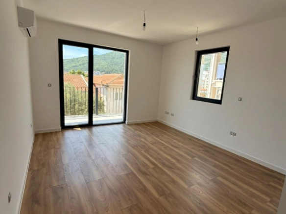 Dvosoban stan 42 m² u novogradnji sa bazenom i teretanom – Podkošljun, Budva