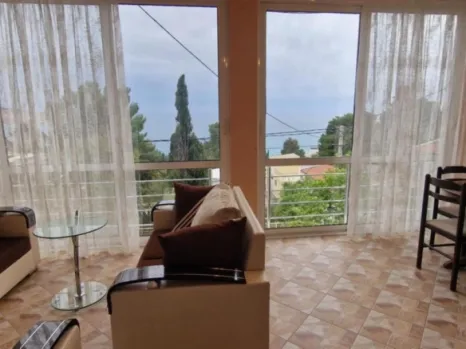 Kuća sa dva stana i pogledom na more