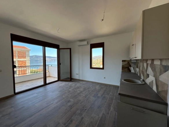 Jednosoban stan 45 m² sa terasom i pogledom na zaliv – Kumbor, Herceg Novi