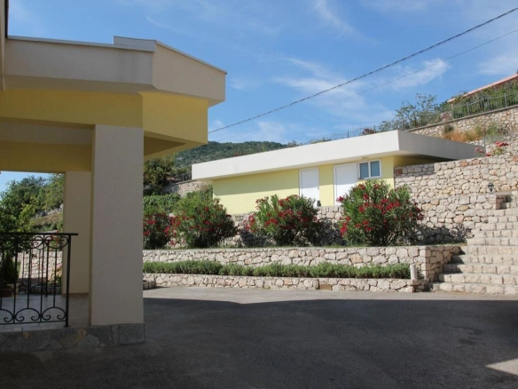 Kuća 380 m² sa pogledom na more i placom od 3485 m² – Dobra Voda, Bar