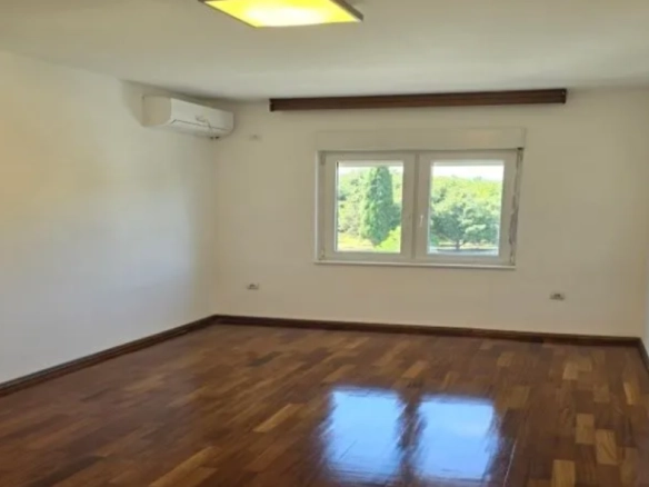 Dvosoban stan 90 m² sa lođom i natkrivenom terasom – Momišići, Podgorica