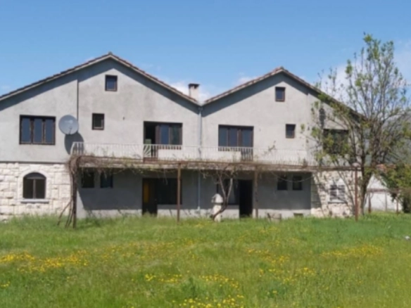 Kuća 360 m² podijeljena na dva identična stana – Danilovgrad