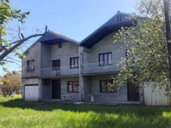 Kuća 360 m² podijeljena na dva identična stana – Danilovgrad