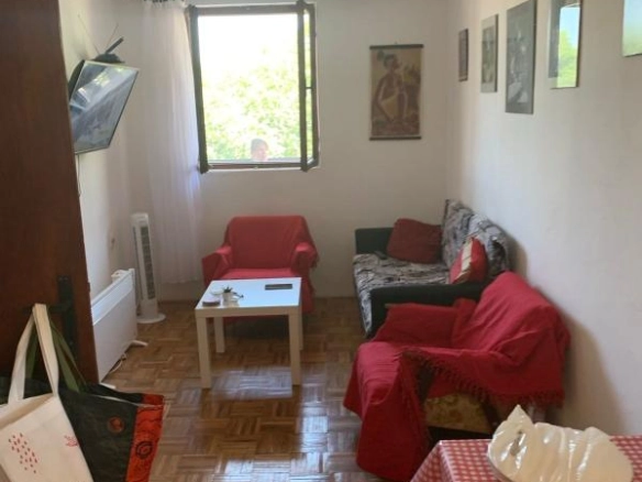 Kuća 86 m² na placu od 300 m² sa dva odvojena stana – Dobra Voda, Bar
