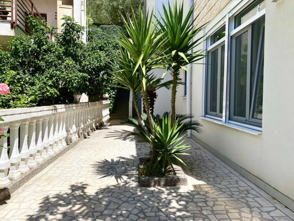 Jednosoban stan 50 m² sa dvorištem i terasom – Petrovac, Budva