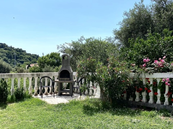 Jednosoban stan 50 m² sa dvorištem i terasom – Petrovac, Budva
