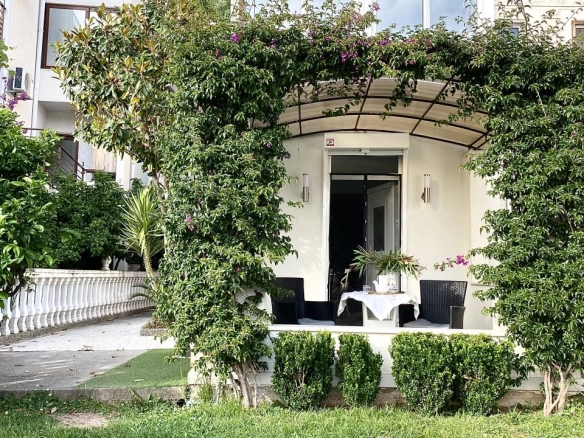 Jednosoban stan 50 m² sa dvorištem i terasom – Petrovac, Budva