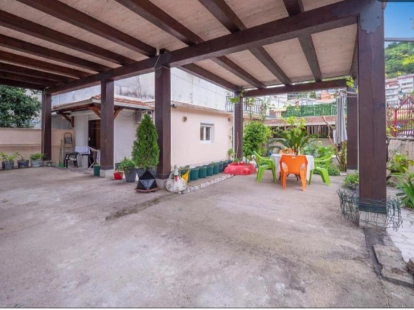 Kuća 42 m² sa temeljem za dodatni objekat na placu – Budva
