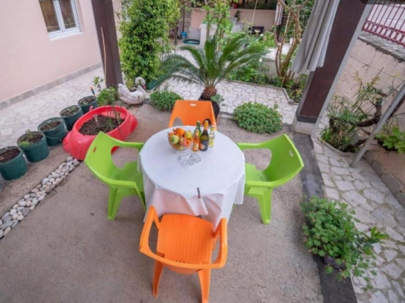 Kuća 42 m² sa temeljem za dodatni objekat na placu – Budva