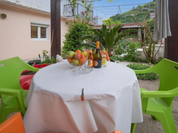 Kuća 42 m² sa temeljem za dodatni objekat na placu – Budva