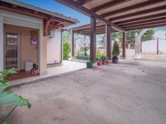 Kuća 42 m² sa temeljem za dodatni objekat na placu – Budva