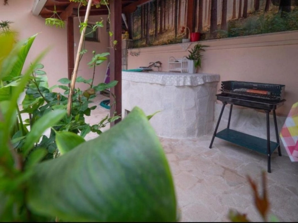 Kuća 42 m² sa temeljem za dodatni objekat na placu – Budva