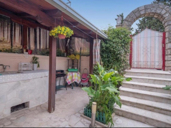 Kuća 42 m² sa temeljem za dodatni objekat na placu – Budva