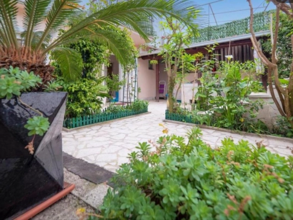 Kuća 42 m² sa temeljem za dodatni objekat na placu – Budva