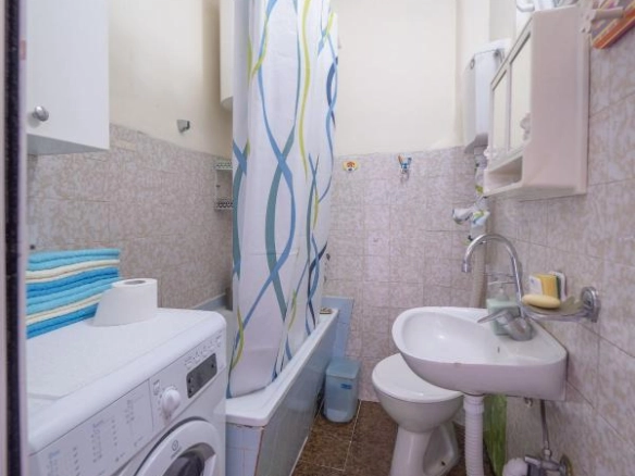 Kuća 42 m² sa temeljem za dodatni objekat na placu – Budva