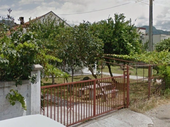 Dvije kuće 326 m² na zajedničkom placu s voćkama i lozom – Murtovina, Podgorica