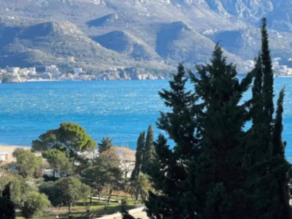 Trosoban stan 105 m² sa pogledom na more – Bečići, Budva
