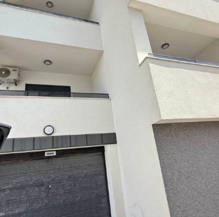 Garaža 28 m² sa električnom platformom – Dobra Voda, Bar