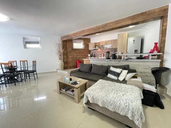 Kuća 250 m² sa bazenom i đakuzijem na placu od 338 m² – Dobra Voda, Bar