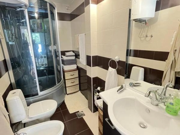Kuća 250 m² sa bazenom i đakuzijem na placu od 338 m² – Dobra Voda, Bar
