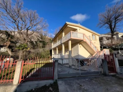 Kuća sa pogledom na more u Sutomoru