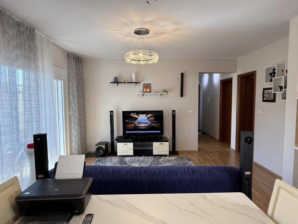 Dvosoban stan 69 m² potpuno namješten, sa terasom i pogledom – Bečići, Budva