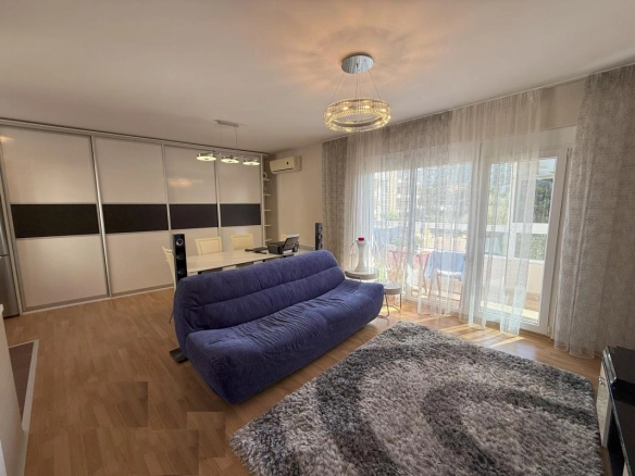 Dvosoban stan 69 m² potpuno namješten, sa terasom i pogledom – Bečići, Budva