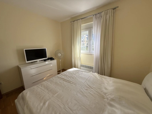 Dvosoban stan 69 m² potpuno namješten, sa terasom i pogledom – Bečići, Budva
