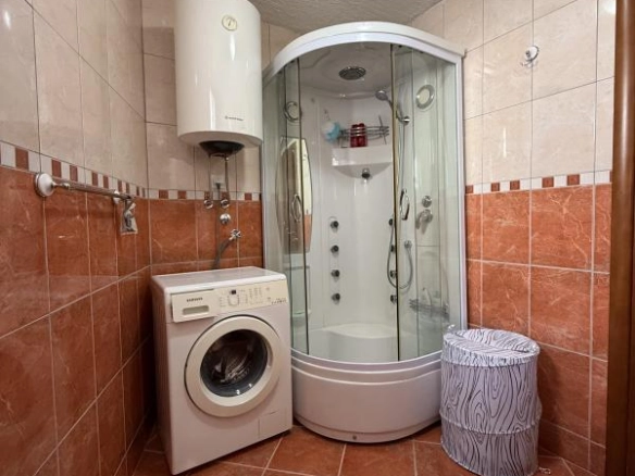 Dvosoban stan 69 m² potpuno namješten, sa terasom i pogledom – Bečići, Budva
