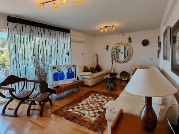 Dvosoban stan 85 m² blizu rive, sa terasama – Petrovac, Budva