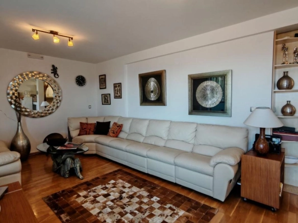 Dvosoban stan 85 m² blizu rive, sa terasama – Petrovac, Budva