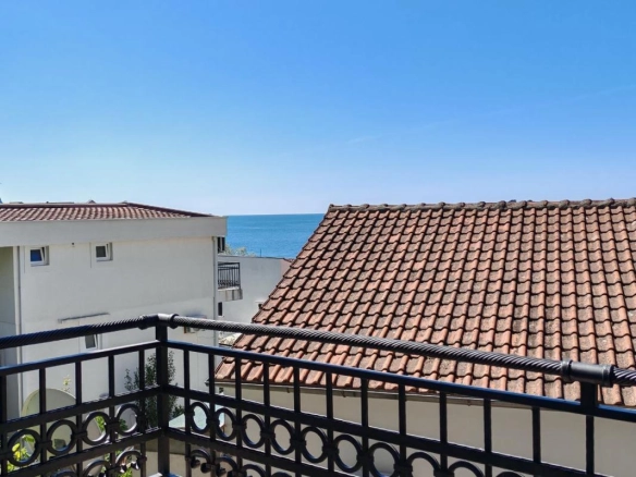 Dvosoban stan 85 m² blizu rive, sa terasama – Petrovac, Budva