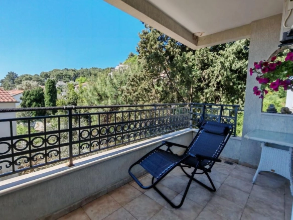 Dvosoban stan 85 m² blizu rive, sa terasama – Petrovac, Budva