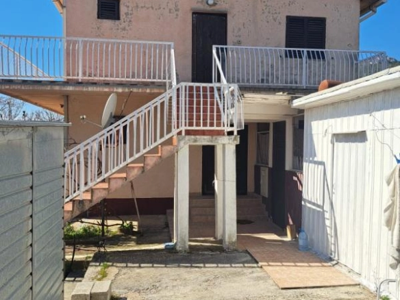 Kuća 200 m² na placu od 313 m² sa 4 parking mjesta – Sutomore, Bar