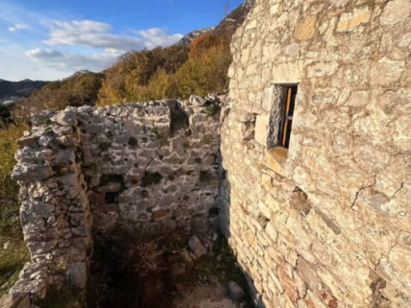 Kuća u ruševinama 66 m² na placu od 135 m² – Sutomore, Bar
