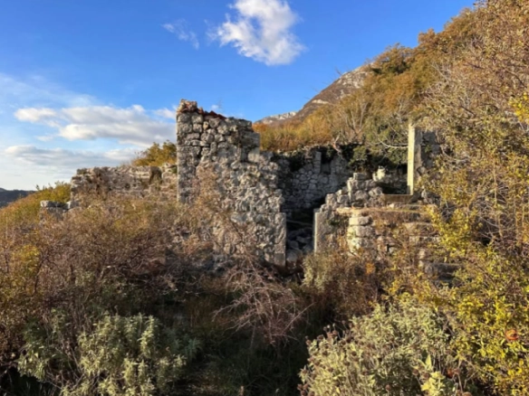 Kuća u ruševinama 66 m² na placu od 135 m² – Sutomore, Bar