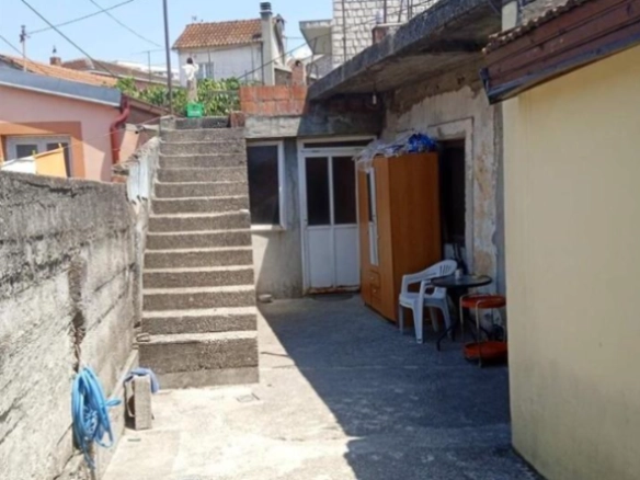 Kuća 80 m² sa dvorištem i dozvolom za nadogradnju – Podgorica