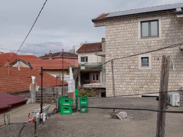 Kuća 80 m² sa dvorištem i dozvolom za nadogradnju – Podgorica