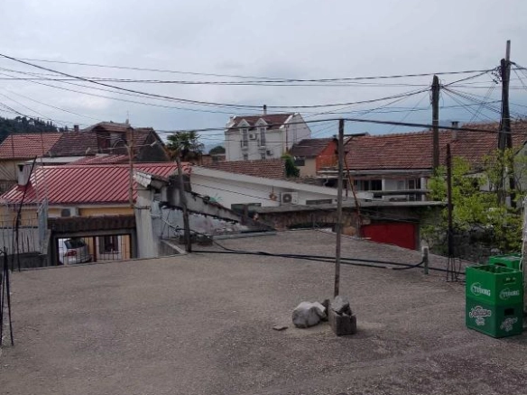Kuća 80 m² sa dvorištem i dozvolom za nadogradnju – Podgorica
