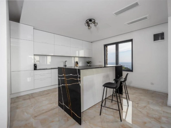 Vila 350 m² sa bazenom i pogledom na more – Reževići, Budva