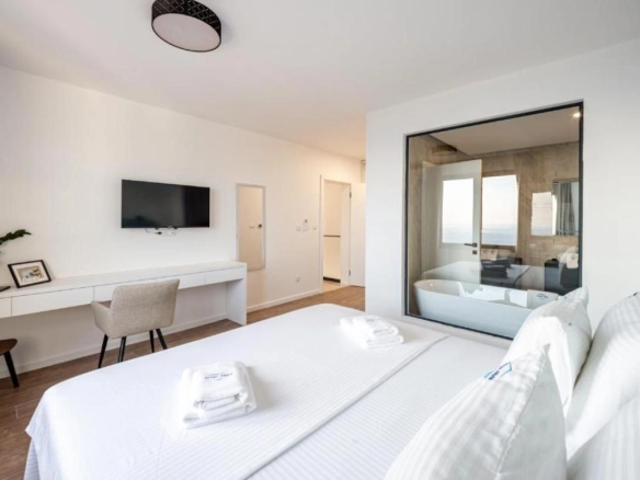 Vila 350 m² sa bazenom i pogledom na more – Reževići, Budva