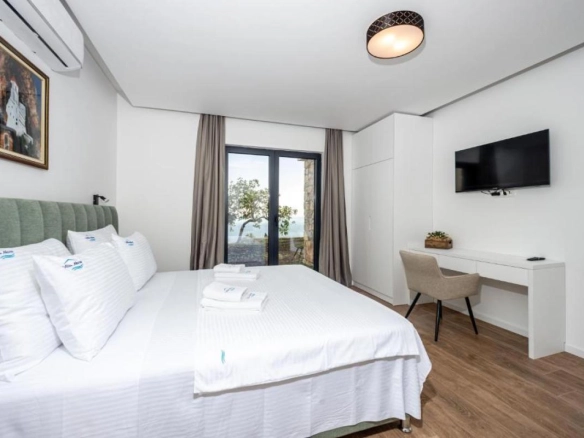Vila 350 m² sa bazenom i pogledom na more – Reževići, Budva