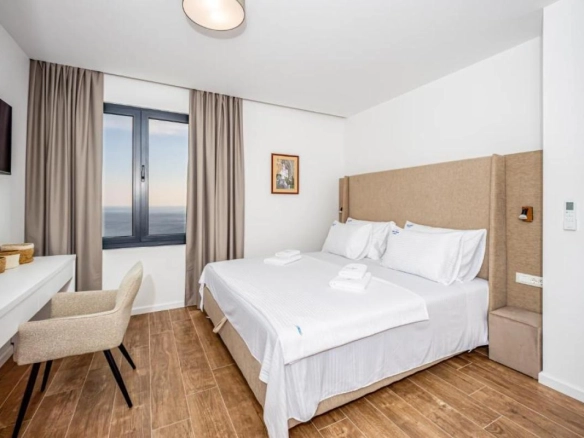 Vila 350 m² sa bazenom i pogledom na more – Reževići, Budva