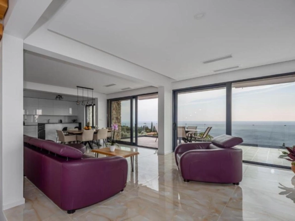 Vila 350 m² sa bazenom i pogledom na more – Reževići, Budva
