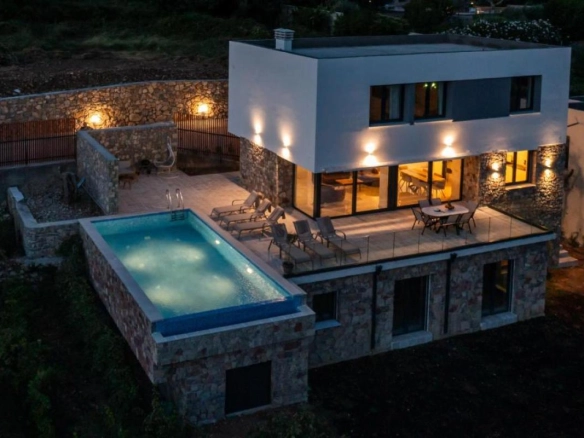 Vila 350 m² sa bazenom i pogledom na more – Reževići, Budva