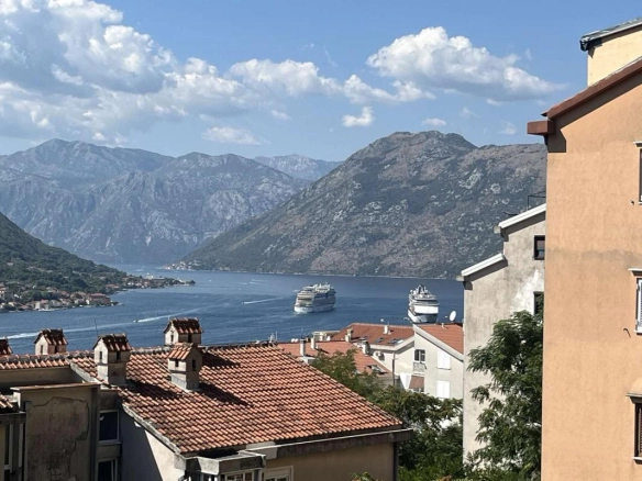 Garsonjera 37 m² sa terasom i pogledom na more – Dobrota, Kotor