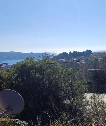 Kuća 123 m² na placu od 398 m², potrebna adaptacija – Podi, Herceg Novi