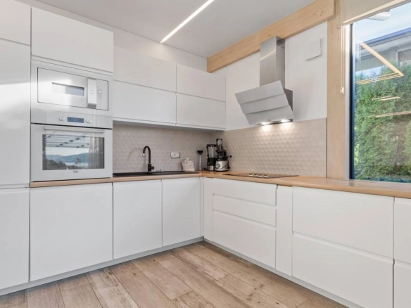Kuća 172 m² sa pogledom na zaliv i garažom – blizu Porto Montenegra, Tivat
