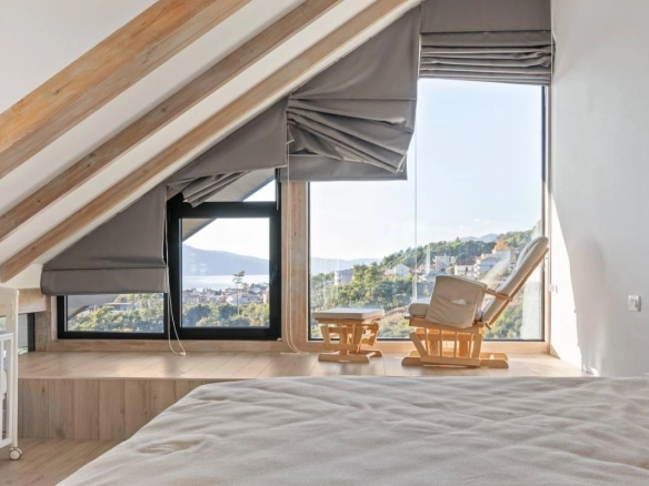 Kuća 172 m² sa pogledom na zaliv i garažom – blizu Porto Montenegra, Tivat